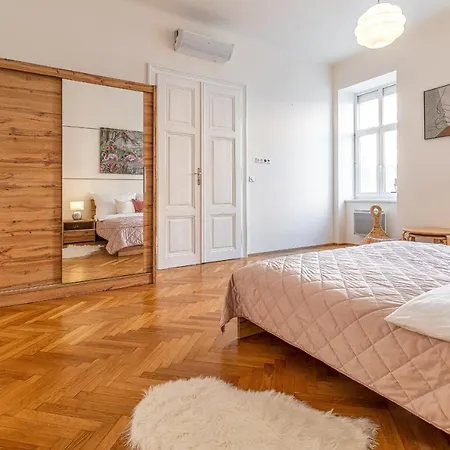 Stylish Luxury Flat In Old Town Apartment