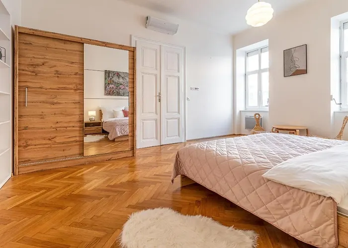 Stylish Luxury Flat In Old Town Apartment